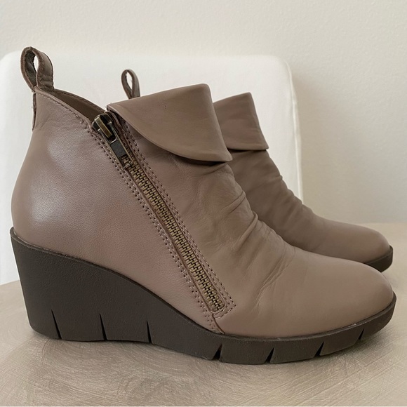 Cliffs like-new in box wedge boot - Picture 3 of 8